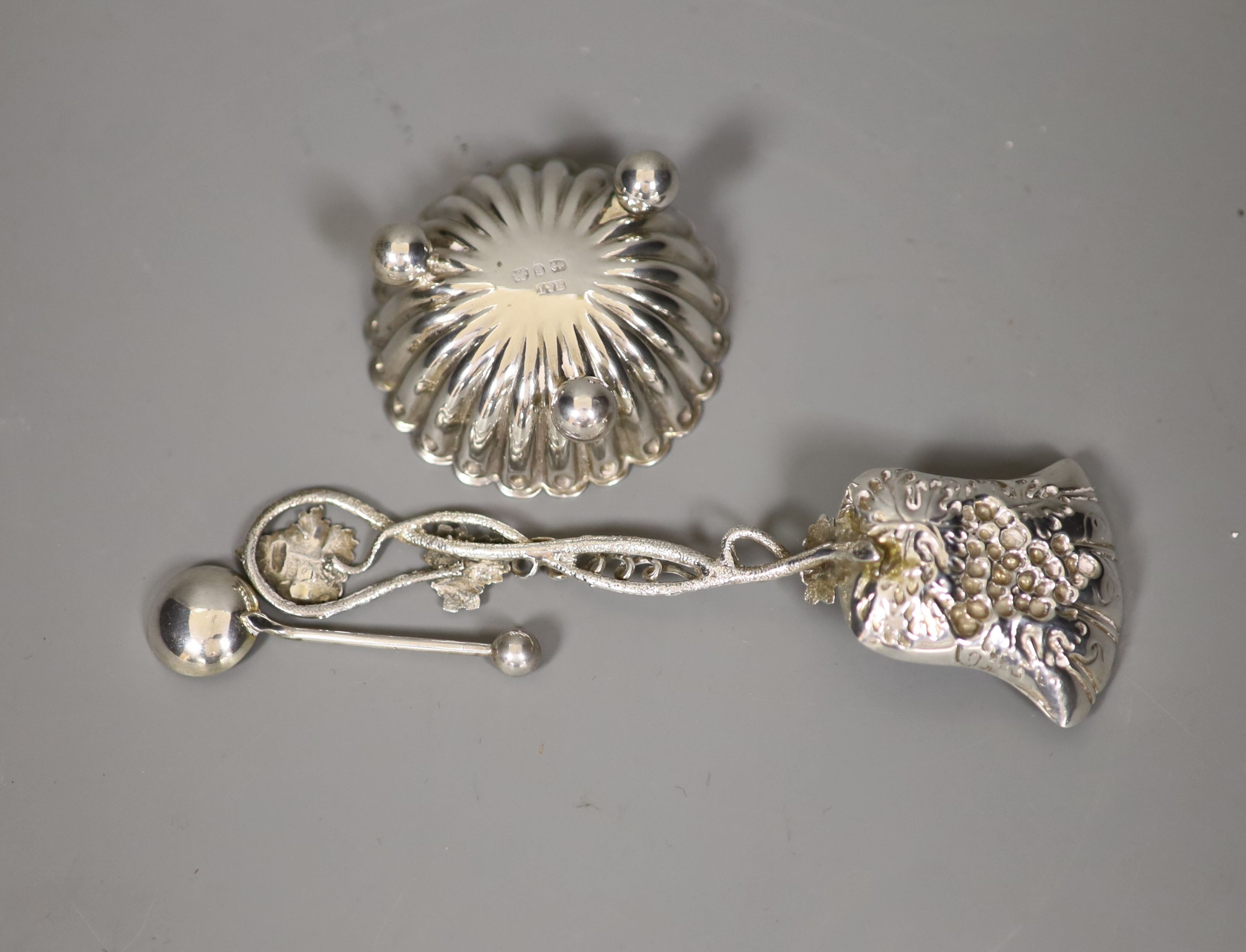 A Victorian silver 'fruiting vine' caddy spoon, Hilliard & Thomason, Birmingham, 1852(a.f.), 12.4cm, together with a silver salt and spoon.